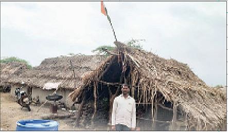 काष्टी : आदिवासी समाज अजूनही दुर्लक्षितच; घर नसल्याने झेंडा लावायचा कुठं?