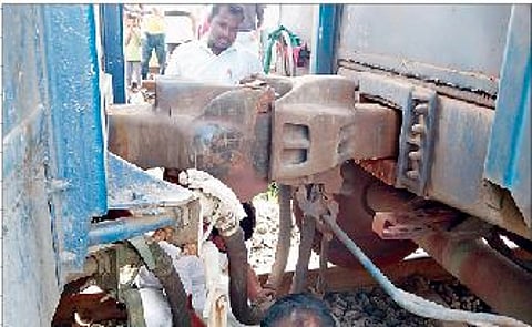 मालगाडीचे कपलिंग तुटलेले डबे.