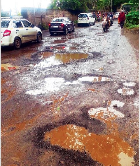 खडकवासला धरण चौकात खड्ड्यांमुळे रस्त्याची झालेली दुर्दशा.