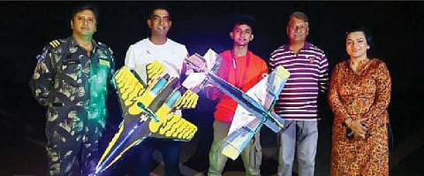 एरोमॉडेल उड्डाण रिमोटव्दारे प्रात्यक्षिक सादरीकरणानंतर अमित तक्ते, मुलगा वेद, कॅप्टन शैलेश चारभे, शीतल महाजन.