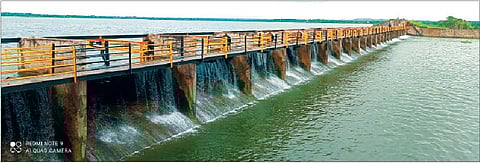 नाझरे (मल्हार सागर) धरण यंदा समाधानकारक पाऊस झाल्यामुळे 100 टक्के भरले आहे.