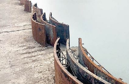 निमसाखरला बंधार्याच्या 78 ढाप्यांची चोरी