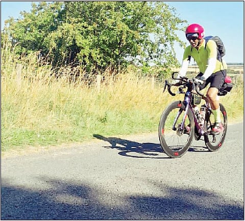 जगातील अत्यंत खडतर लंडन-इडनबर्ग-लंडन सायकल स्पर्धेदरम्यान दशरथ जाधव.