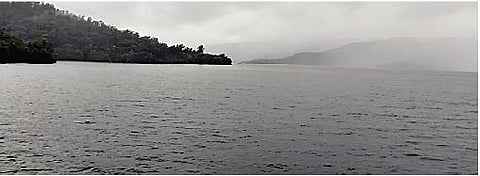 पावसाचा जोर ओसरला असला तरी रिमझिममुळे वरसगाव धरण भरून वाहत आहे. धरणाचे विस्तीर्ण पाणलोट क्षेत्र.