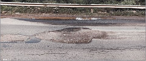 पुणे - पंढरपूर पालखी महामार्गावर मोठ्या प्रमाणात पडलेले खड्डे.