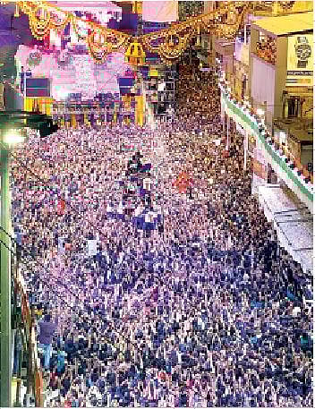 पुणे : सुवर्णयुग तरुण मंडळाची दहीहंडी कसबा पेठेतील गणेश मित्रमंडळ दहीहंडी संघाच्या गोविंदांनी सहा थर लावून फोडली. (छाया : यशवंत कांबळे)