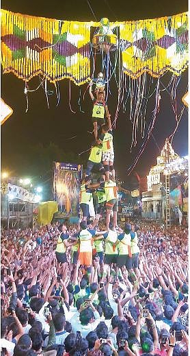 हुतात्मा बाबू गेनू मंडळाची दहीहंडी फोडताना शिवतेज गोविंदा पथक. (छाया : प्रसाद जगताप)