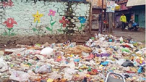 मार्केट यार्ड येथील आंबेडकरनगर वसाहतीच्या प्रवेशद्वाराशेजारी कचर्याचा साचलेला खच.