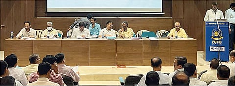 प्रोत्साहनपर लाभाच्या पुणे, कोल्हापूर आणि कोकण विभागाच्या बैठकीत मार्गदर्शन करताना सहकार आयुक्त अनिल कवडे व उपस्थित मान्यवर.