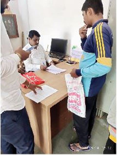 घोडेगाव (ता. आंबेगाव) येथील पंचायत समिती कार्यालयातील कृषी विभागात अर्ज करण्यासाठी आलेले शेतकरी.