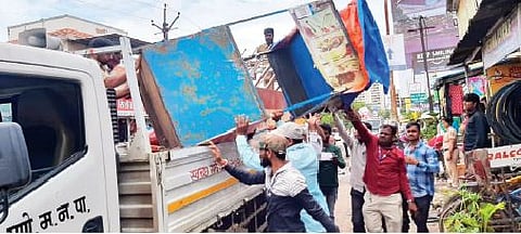 हडपसर सहायक आयुक्त कार्यालयाच्या वतीने केशवनगर येथील अतिक्रमणांवर कारवाई करण्यात आली.