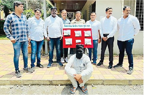 अटक केलेला शस्त्रतस्कर व विमानतळ पोलिसांचे पथक.