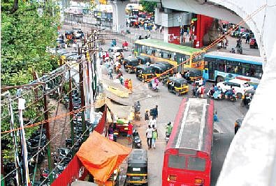 नेहमीच गर्दीचा रस्ता असलेला परिसर म्हणजे स्वारगेट. प्रदूषण नियंत्रण मंडळाच्या अहवालात हा भाग सर्वात जास्त प्रदूषित परिसर म्हणून जाहीर करण्यात आला आहे. (छाया : यशवंत कांबळे)