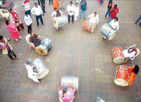 महिलांनी ढोल-ताशा वादनाचा आनंद घेतला.