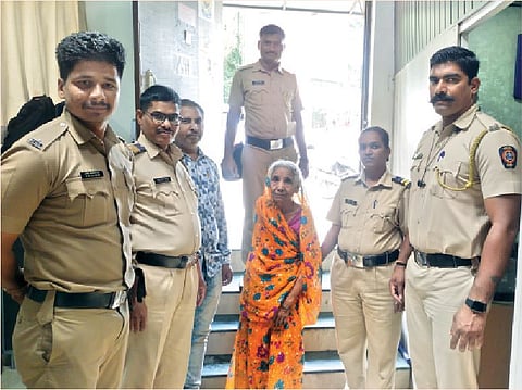 पंचाहत्तर वर्षांच्या आजींना त्यांच्या मुलाच्या ताब्यात देताना सिंहगड रोड पोलिस.