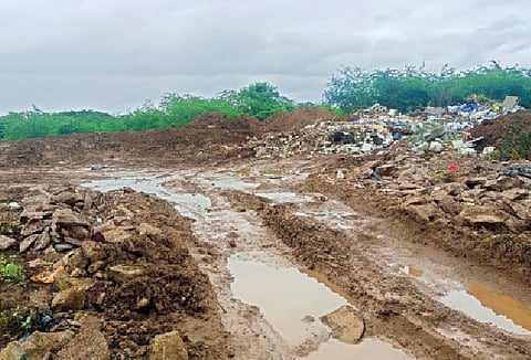 मुळा नदीपात्रातील ब्लू लाईन क्षेत्रामध्ये टाकण्यात आलेला राडारोडा.