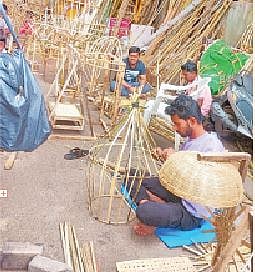 बुुरूड गल्लीत बांबूपासून गौरी-गणपतीसाठी लागणारे सजावटीचे साहित्य बनविताना कारागीर.