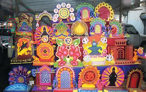 कागद, पुठ्ठा, लाकूड, फोमपासून बनविलेले मखर.