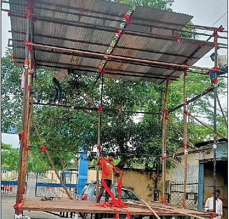 जुनी सांगवीत गणेशोत्सवासाठी मंडप उभारणीचे काम सुरू आहे.