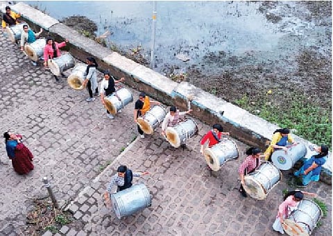 ढोल-ताशावादनाचा कसून सराव करताना एका पथकातील युवती.