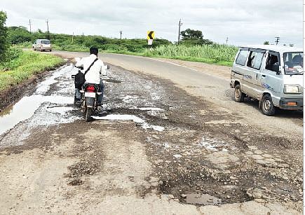 बारामती- फलटण रस्त्यावर पाहुणेवाडी येथील पुलावर पडलेले खड्डे.