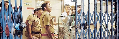 उपविभागीय पोलिस अधिकारी धनंजय पाटील, पोलिस निरीक्षक सचिन पाटील गणेश ज्वेलर्स या दुकानाची पाहणी करताना. (छाया : किरण दिघे).