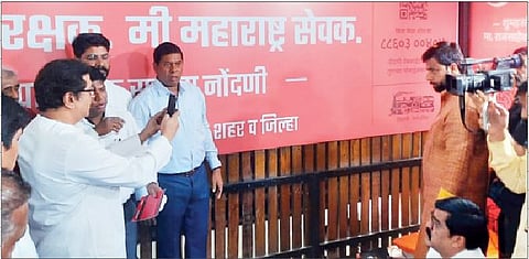 मनसेचे अध्यक्ष राज ठाकरे पक्षाचा प्राथमिक सदस्य म्हणून नोंदणी करताना.