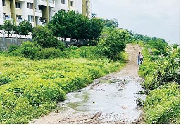 मंदिराकडे जाणार्या रस्त्यावर सोसायटीने सोडलेले मैला व सांडपाणी.