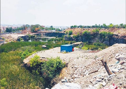 पर्यटनाच्या दृष्टीने विकसित करण्याची मागणी होत असलेला तुकाई टेकडीवरील जुनी खाण परिसर.