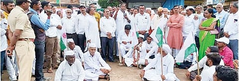 कांदा प्रश्नांविषयी भावना व्यक्त करताना माजी आमदार बाळासाहेब दांगट.