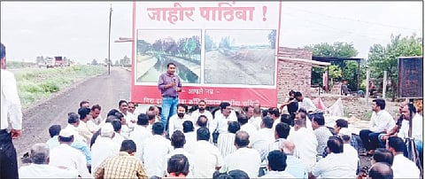 लासुर्णे (ता. इंदापूर) येथे शेतकर्यांना मार्गदर्शन करताना बारामती जलसंपदा उपअभियंता अश्विन पवार व इतर.