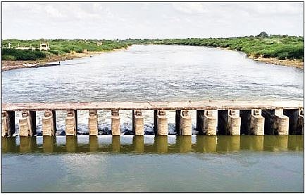 सराटी (ता. इंदापूर) येथे वाहणार्या निरा नदीचे गुरुवारी टिपलेले छायाचित्र.