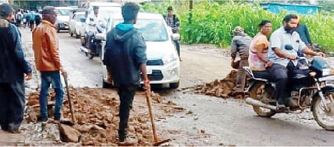 वेल्हे-नसरापूर रस्त्यावरील खड्डे बुजविण्याचे सुरू असलेले काम.