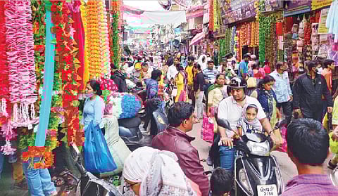 पुण्यातील वैभवशाली परंपरा असलेला गणेशोत्सव अवघ्या चार दिवसांवर येऊन ठेपला आहे. त्यामुळे घरगुती तसेच सार्वजनिक गणेश मंडळांच्या सजावटीसाठी लागणार्या साहित्यांची खरेदी करण्यासाठी रविवार पेठेत शनिवारी गर्दी झाली होती. (छाया : अनंत टोले)