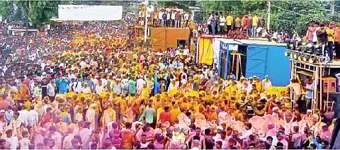 महाळुंगे पडवळ (ता. आंबेगाव) येथे बैलपोळा मिरवणुकीत बेधुंद होऊन नाचणारे शेकडो तरुण अन् शेतकरी.