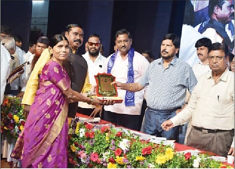 आंबेडकरी चळवळीतील कार्यकर्ते बाबूराव घाडगे आणि लता घाडगे या दाम्पत्याचा ‘कट्टर पँथर’ हा पुरस्कार प्रदान करताना केंद्रीय मंत्री रामदास आठवलेंसह इतर मान्यवर.