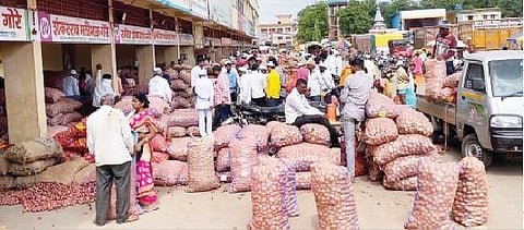 चाकण (ता. खेड) येथील महात्मा फुले मार्केट यार्ड बाजारात कांद्याची झालेली आवक.