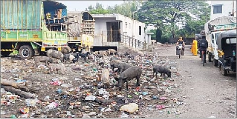 सिंहगड रोडवरील दाट लोकवस्तीच्या जेपीनगर येथील देखभालीअभावी दुर्दशा झालेले सार्वजनिक स्वच्छतागृह.