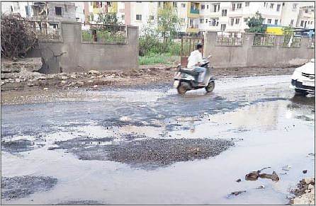लोहगाव-वाघोली या मुख्य रस्त्यावर ड्रेनेजचे पाणी साचल्याने आरोग्याचा प्रश्न निर्माण झाला आहे.