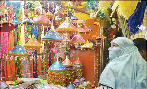 गणपती उत्सव एक दिवसावर येऊन ठेपल्याने सजावटीच्या साहित्यांची खरेदी करताना महिला.
(छाया : अनंत टोले)