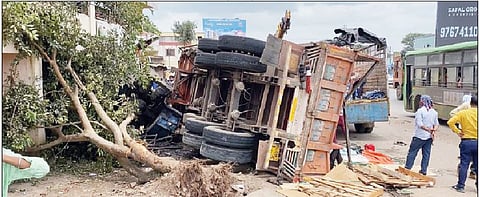 मुटकेवाडी चौकात झालेल्या अपघातातील वाहनाची झालेली अवस्था.