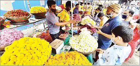 महात्मा फुले मंडई परिसरात फुलांची खरेदी करताना ग्राहक. (छाया : यशवंत कांबळे)