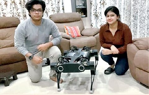 आपत्तीजनक परिस्थितीत उपयुक्त ठरणारा स्वयंचलित रोबोट विकसित करणारे अनिकेत मांढरे व हर्षिता म्हस्के.