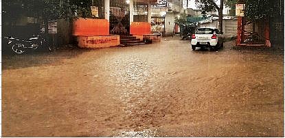 नानगाव (ता. दौंड) येथे रस्त्यावर वाहणारे पावसाचे पाणी.