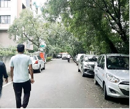 कल्याणीनगरमध्ये रस्त्यावर लावण्यात आलेल्या चार चाकी.