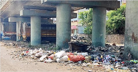 फुरसुंगी रेल्वे उड्डाणपुलाखाली साठलेले कचर्याचे ढीग.