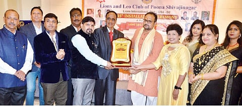 ‘लायन्स’च्या वतीने आयोजित कार्यक्रमात अनिकेत प्रकाश आमटे यांना सेवारत्न पुरस्कार देताना मान्यवर.