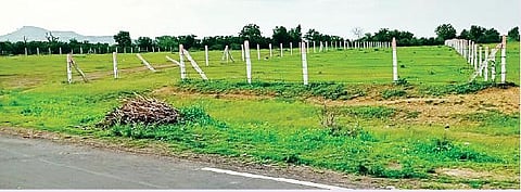 नियोजित विमानतळापासून जवळ असलेल्या सासवड-माळशिरस रस्त्याच्या कडेला जागांना केलेले तारेचे कुंपण.