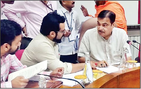 केंद्रीय मंत्री नितीन गडकरी यांच्याशी चर्चा करताना खा. डॉ. अमोल कोल्हे.