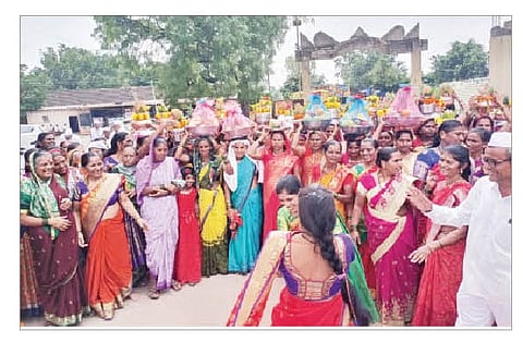 श्री चक्रधर स्वामी अष्टशताब्दीनिमित्त मिरवणुकीत सहभागी झालेल्या कलशधारी महिला.